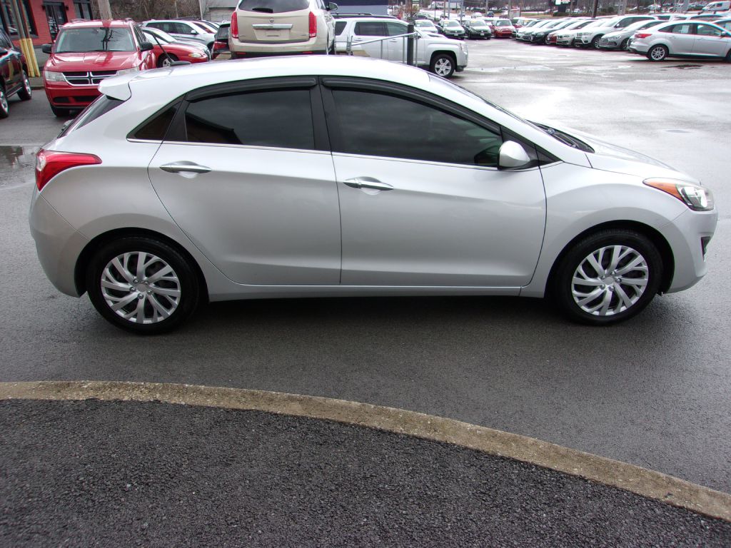 Photo 6 of this HYUNDAI ELANTRA GT