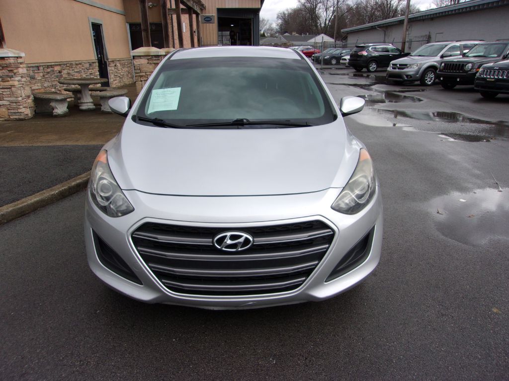 Photo 8 of this HYUNDAI ELANTRA GT