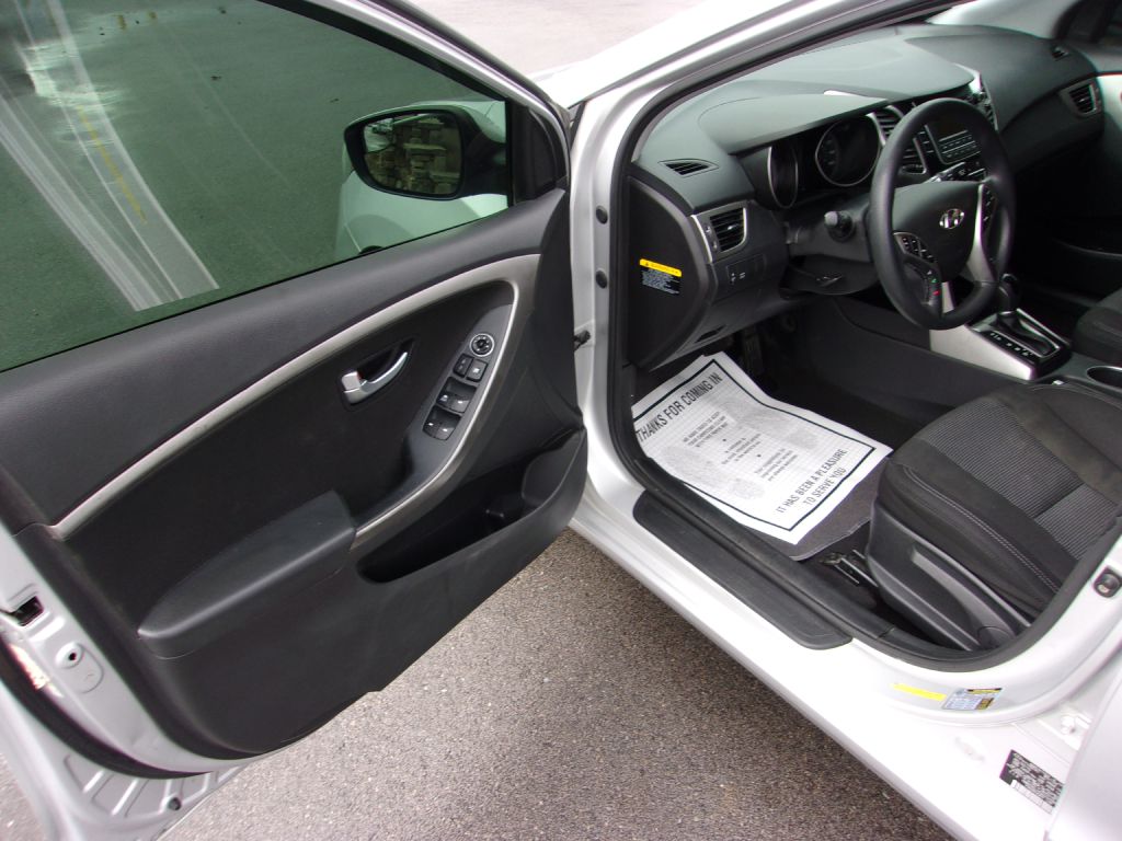 Photo 9 of this HYUNDAI ELANTRA GT