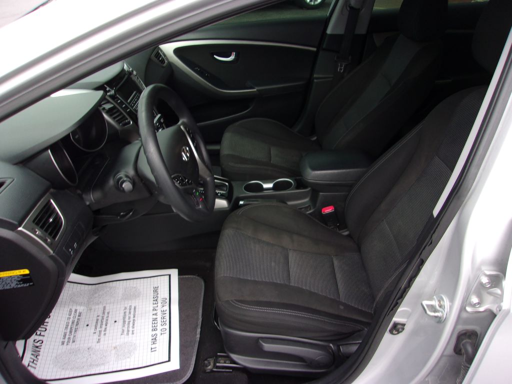 Photo 10 of this HYUNDAI ELANTRA GT