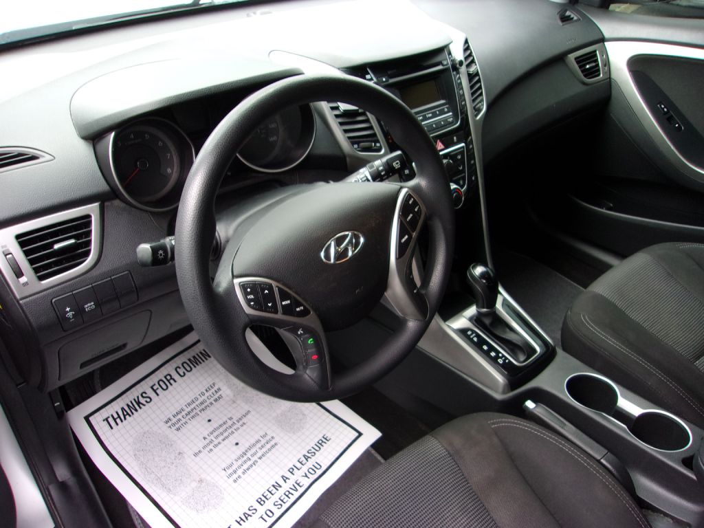 Photo 11 of this HYUNDAI ELANTRA GT
