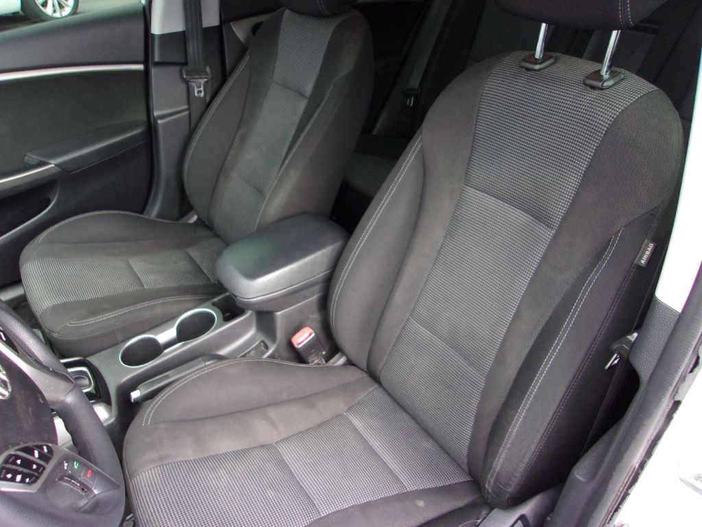 Photo 12 of this HYUNDAI ELANTRA GT