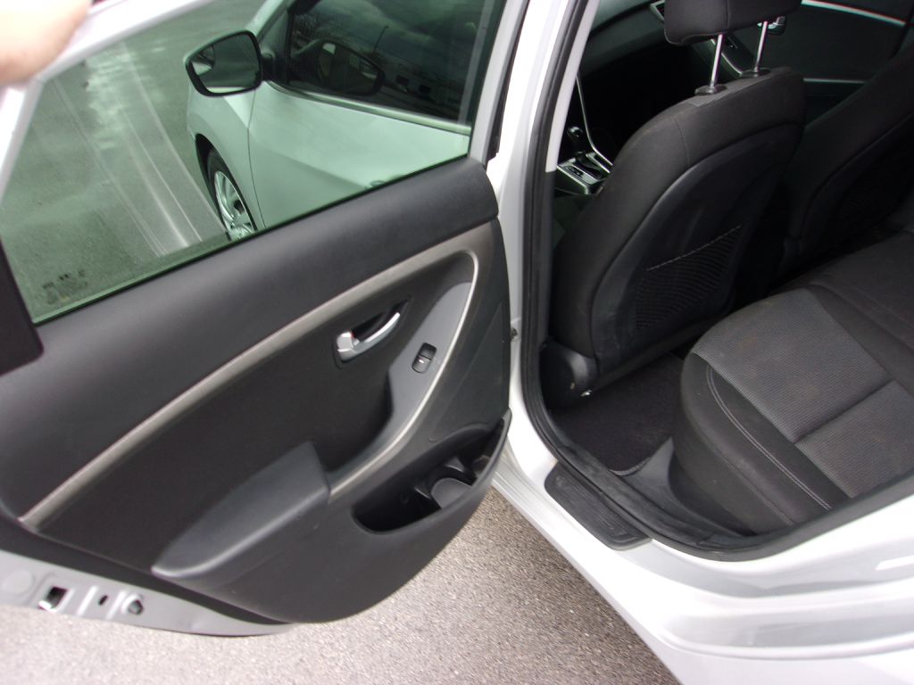 Photo 13 of this HYUNDAI ELANTRA GT