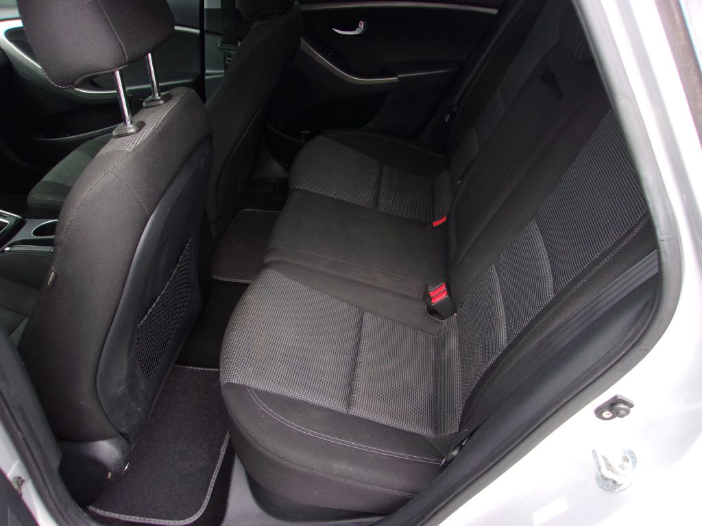 Photo 14 of this HYUNDAI ELANTRA GT