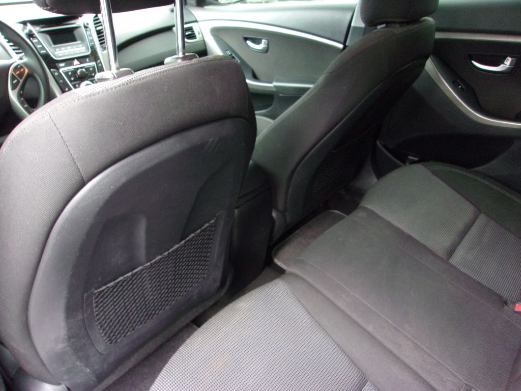 Photo 15 of this HYUNDAI ELANTRA GT