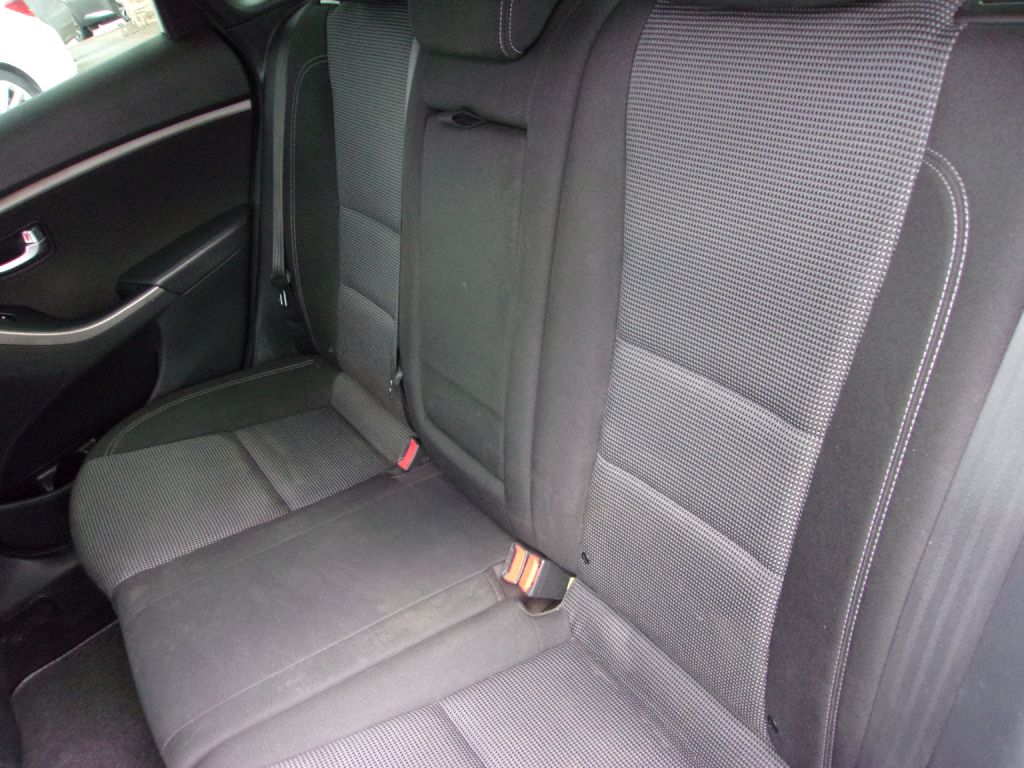 Photo 16 of this HYUNDAI ELANTRA GT