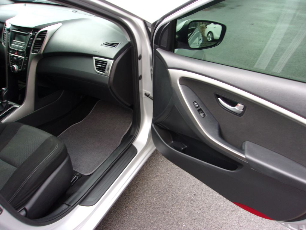 Photo 17 of this HYUNDAI ELANTRA GT