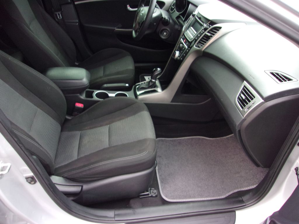 Photo 18 of this HYUNDAI ELANTRA GT