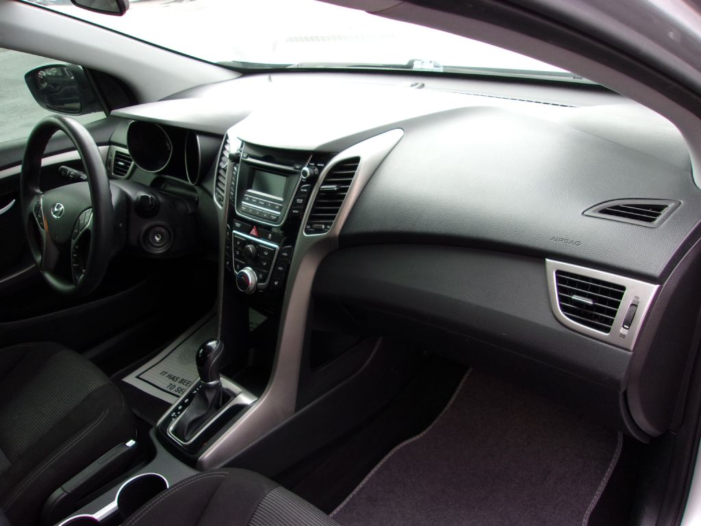 Photo 19 of this HYUNDAI ELANTRA GT