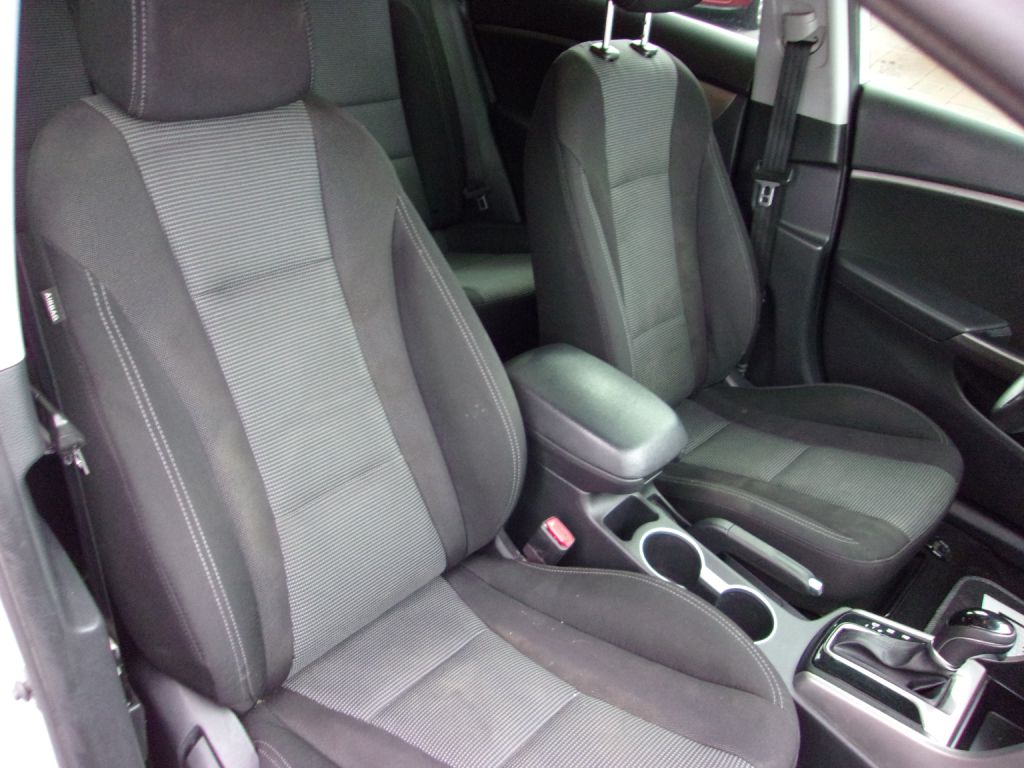 Photo 20 of this HYUNDAI ELANTRA GT