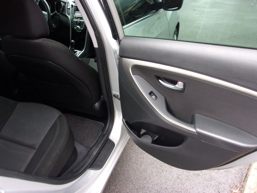 Photo 21 of this HYUNDAI ELANTRA GT