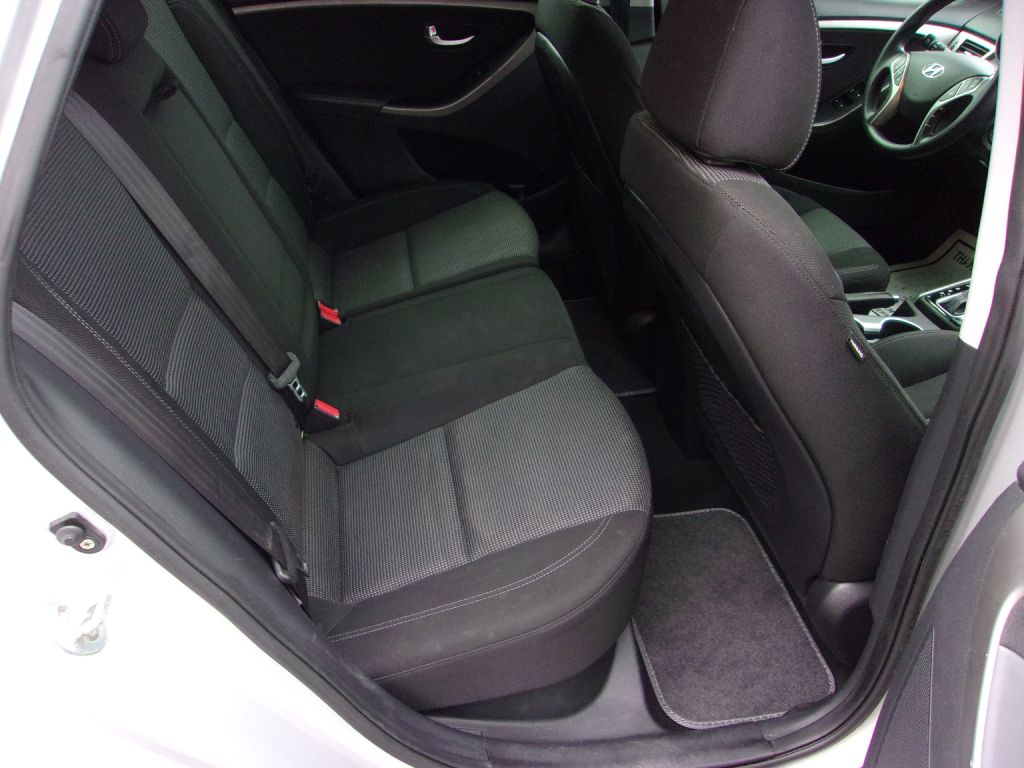 Photo 22 of this HYUNDAI ELANTRA GT