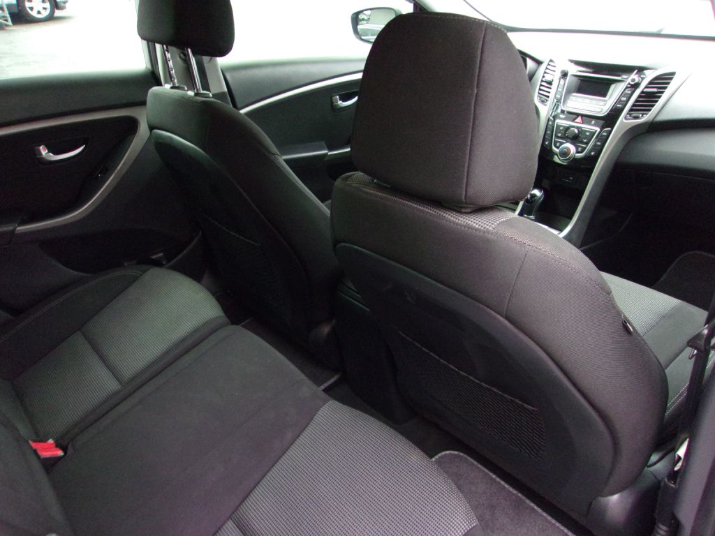 Photo 23 of this HYUNDAI ELANTRA GT