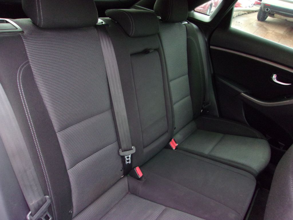 Photo 24 of this HYUNDAI ELANTRA GT