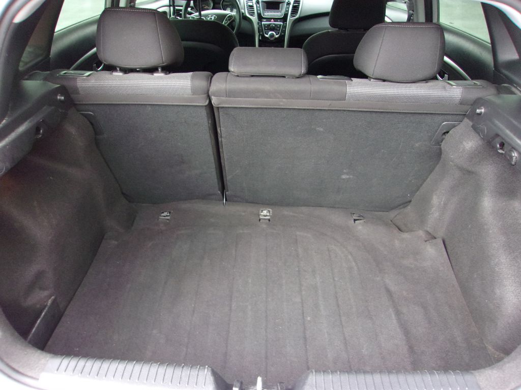 Photo 26 of this HYUNDAI ELANTRA GT