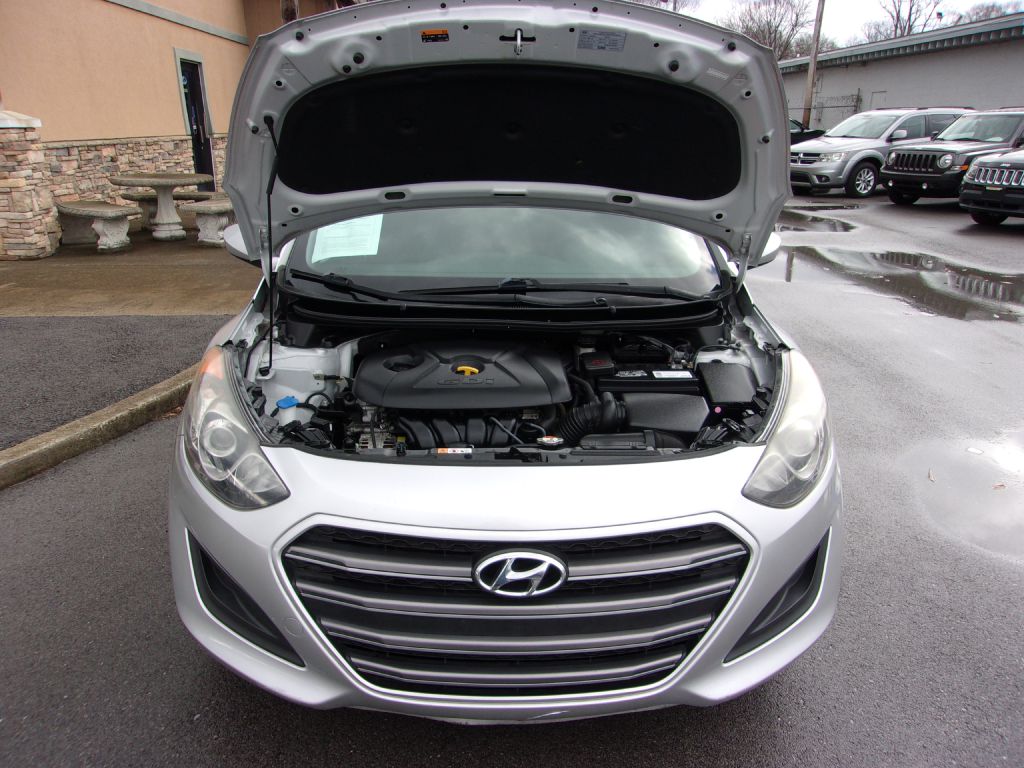 Photo 27 of this HYUNDAI ELANTRA GT