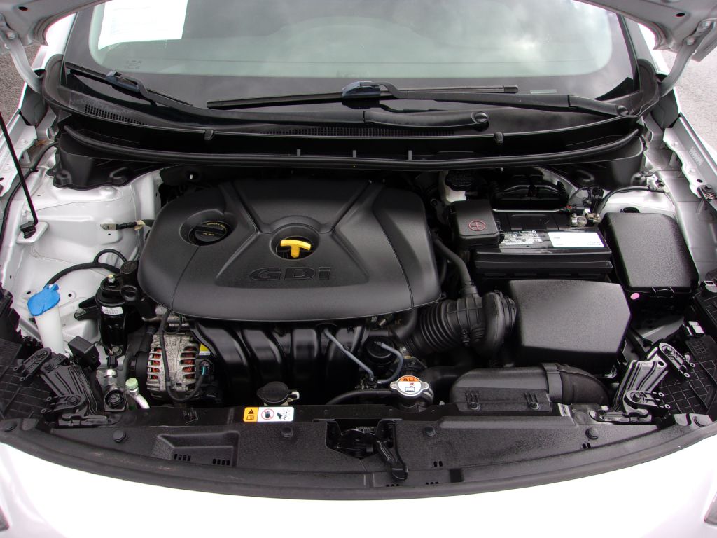Photo 28 of this HYUNDAI ELANTRA GT