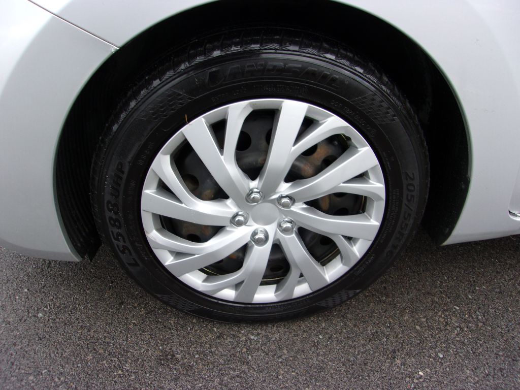 Photo 29 of this HYUNDAI ELANTRA GT