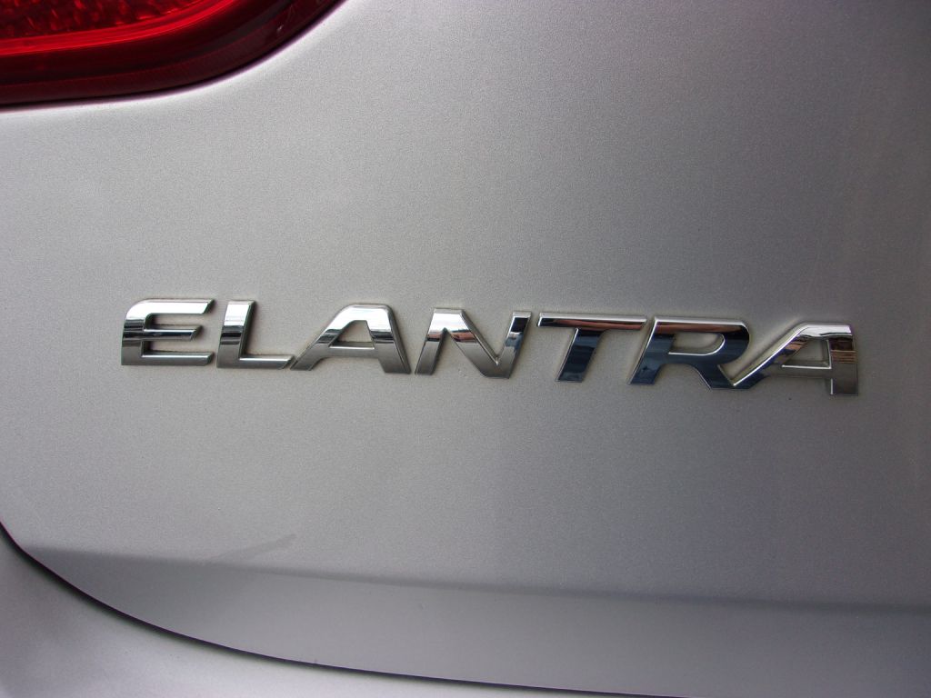 Photo 31 of this HYUNDAI ELANTRA GT