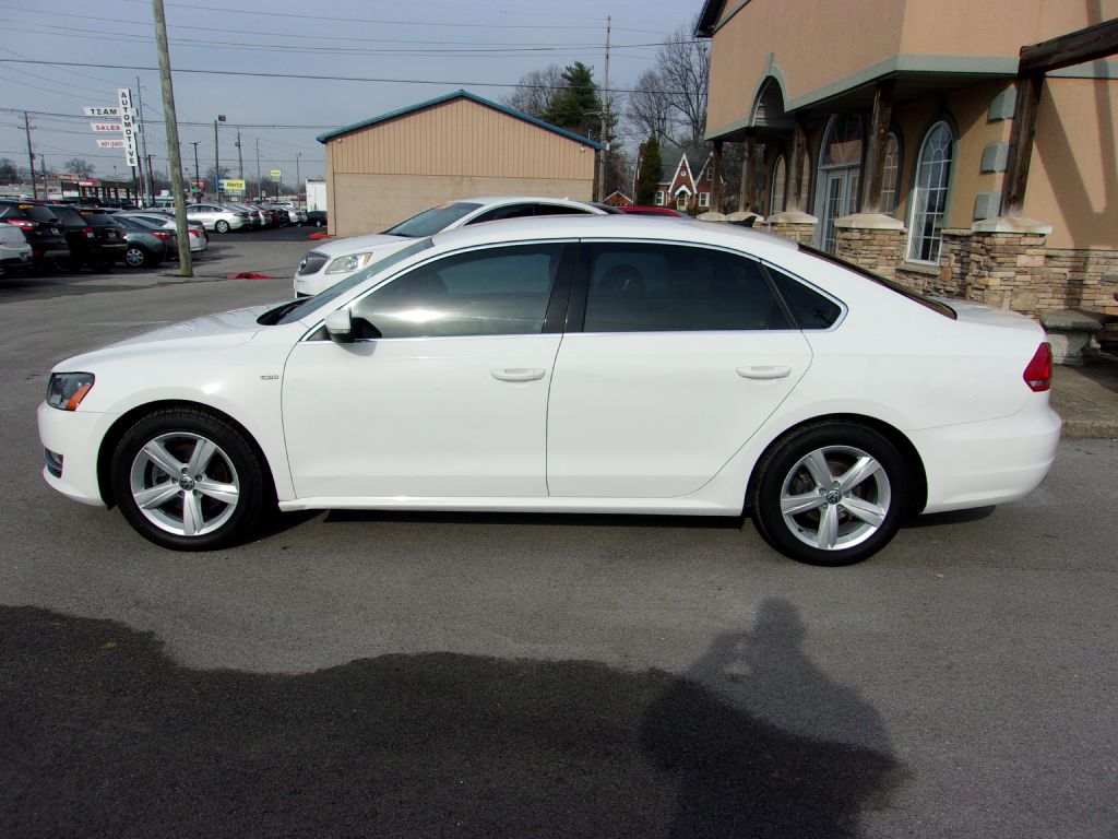 Photo 2 of this VOLKSWAGEN PASSAT