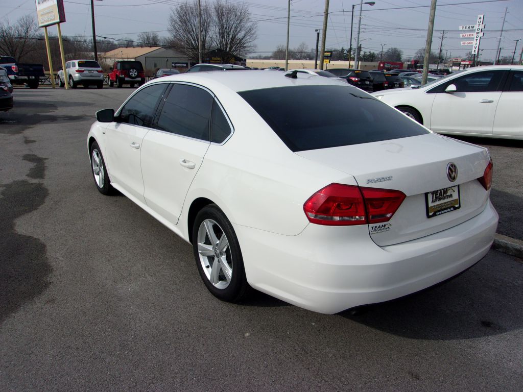 Photo 3 of this VOLKSWAGEN PASSAT