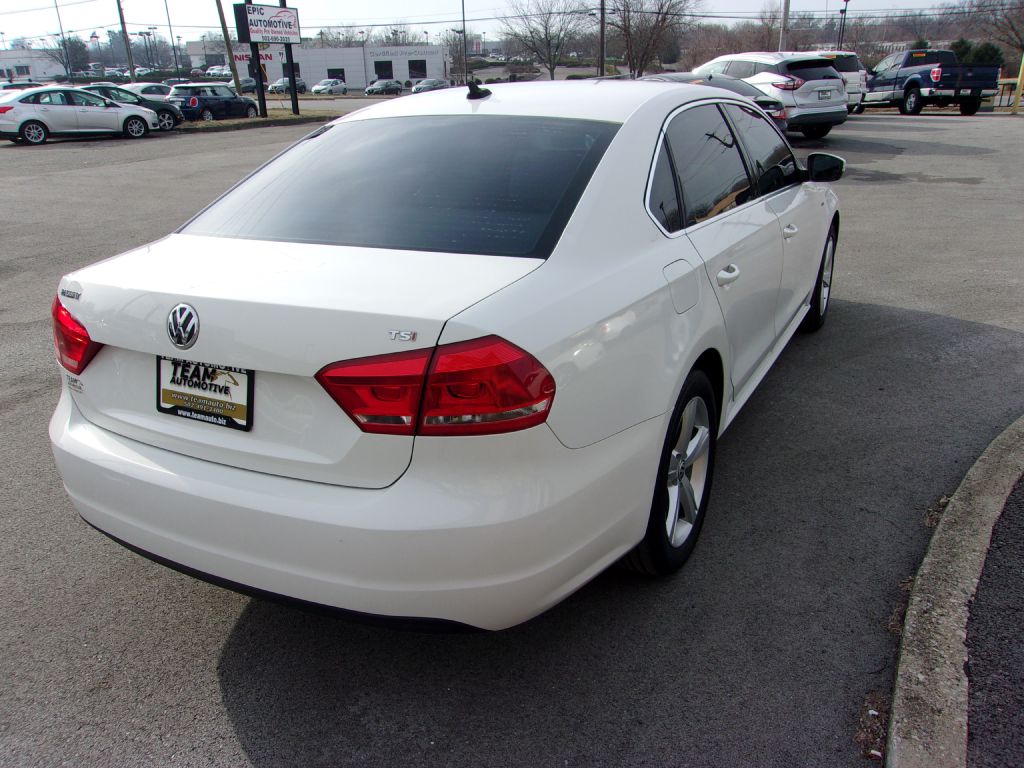 Photo 5 of this VOLKSWAGEN PASSAT
