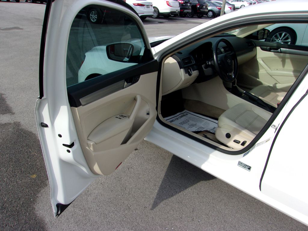 Photo 13 of this VOLKSWAGEN PASSAT