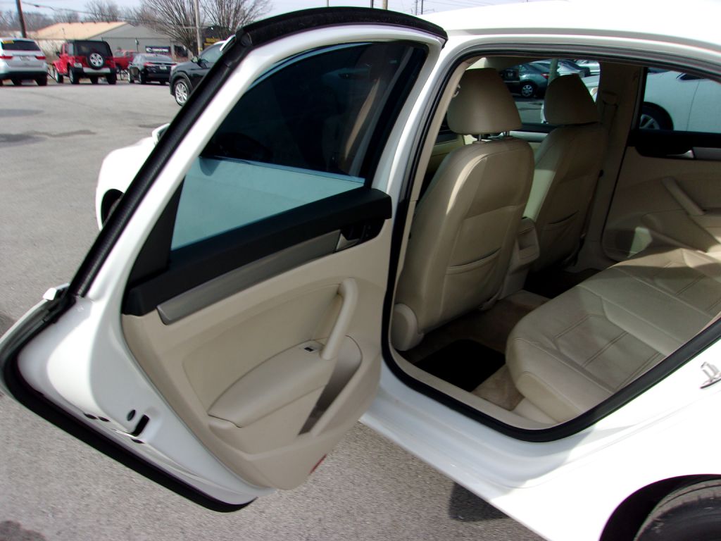 Photo 20 of this VOLKSWAGEN PASSAT