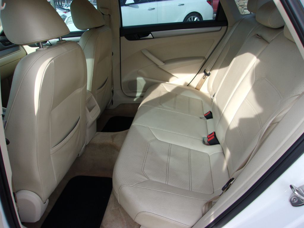 Photo 21 of this VOLKSWAGEN PASSAT