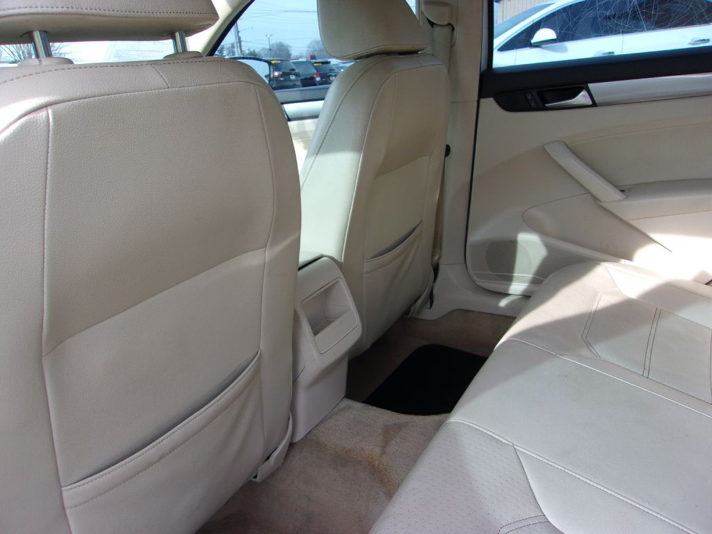 Photo 22 of this VOLKSWAGEN PASSAT