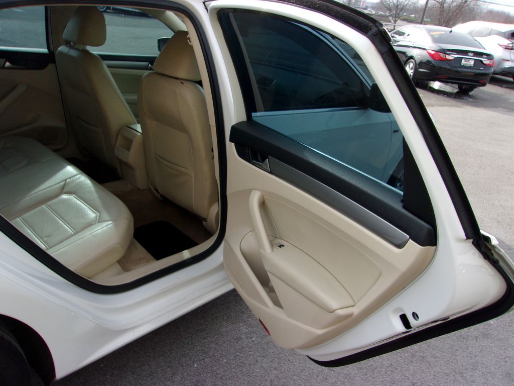 Photo 24 of this VOLKSWAGEN PASSAT