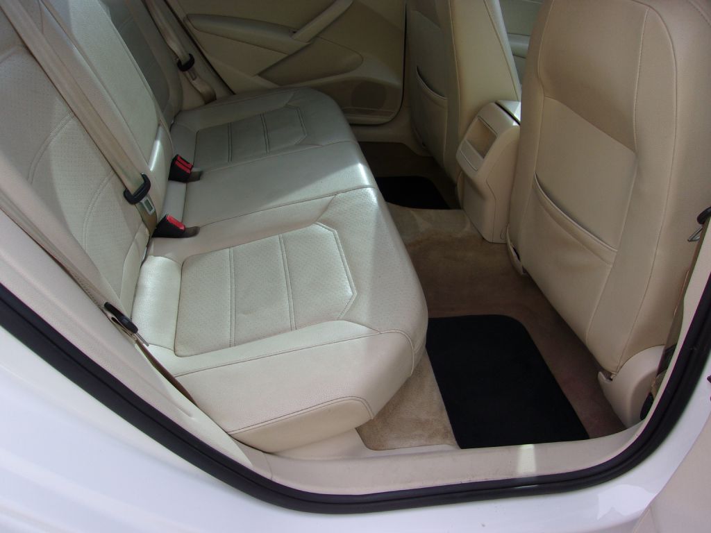 Photo 25 of this VOLKSWAGEN PASSAT
