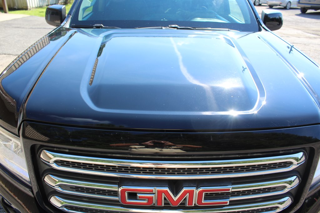 Photo 9 of this GMC CANYON