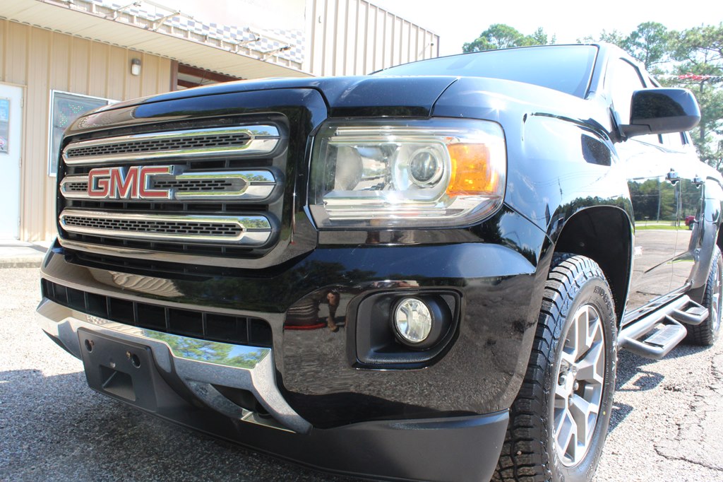 Photo 3 of this GMC CANYON