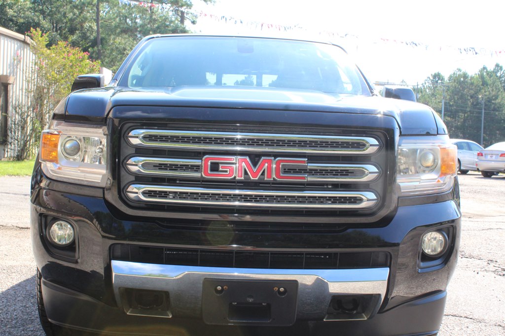 Photo 8 of this GMC CANYON