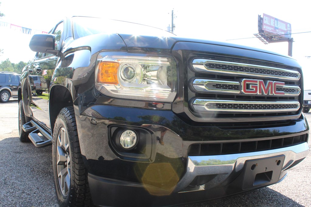 Photo 2 of this GMC CANYON
