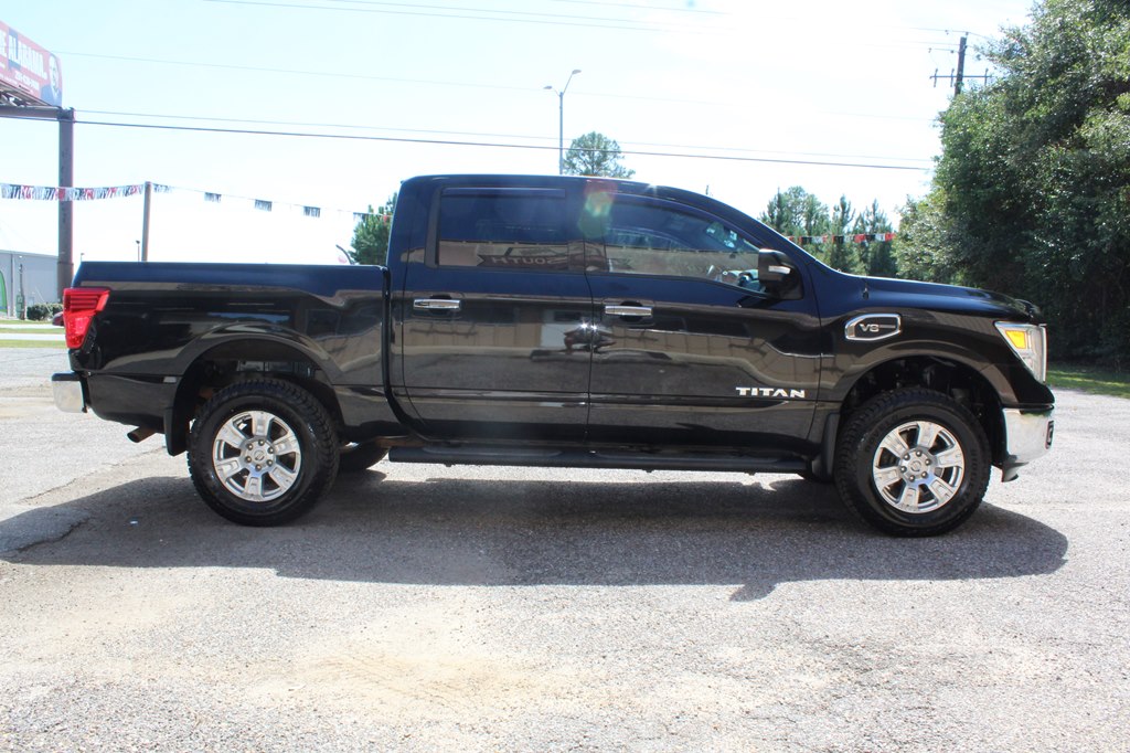 Photo 12 of this NISSAN TITAN