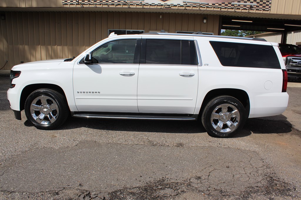 Photo 4 of this CHEVROLET SUBURBAN