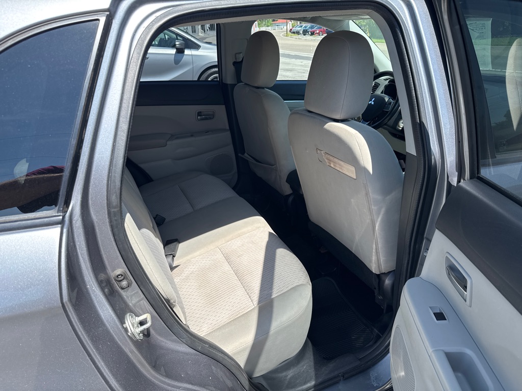 Photo 6 of this MITSUBISHI OUTLANDER SPORT