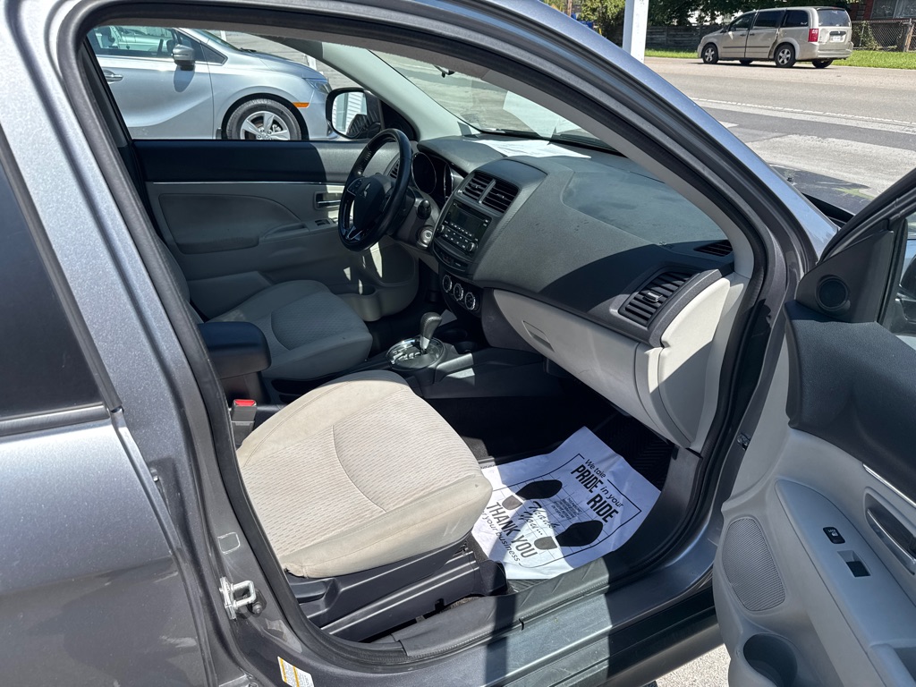Photo 4 of this MITSUBISHI OUTLANDER SPORT