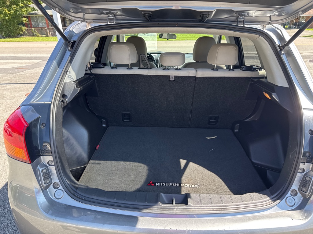 Photo 9 of this MITSUBISHI OUTLANDER SPORT