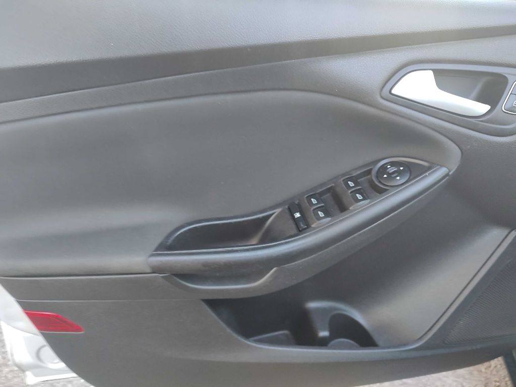 Photo 11 of this FORD FOCUS