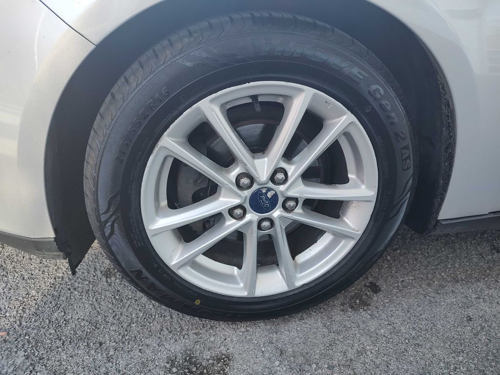 Photo 4 of this FORD FOCUS