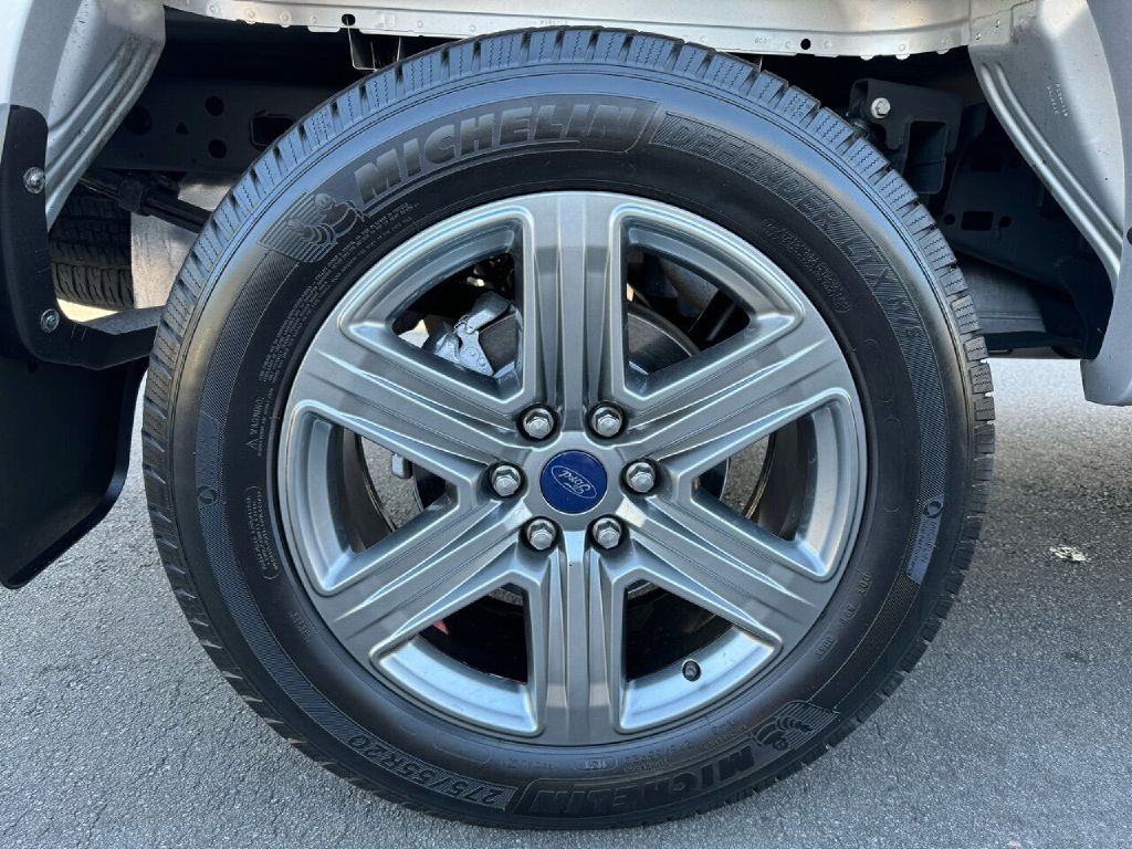 Photo 16 of this FORD F150 LARIAT