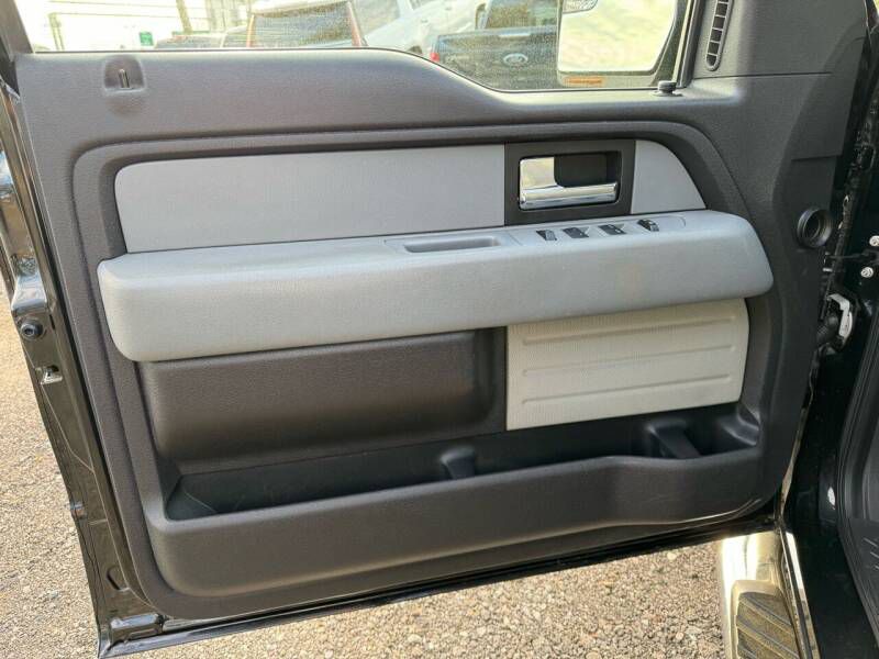 Photo 17 of this FORD F150 XLT