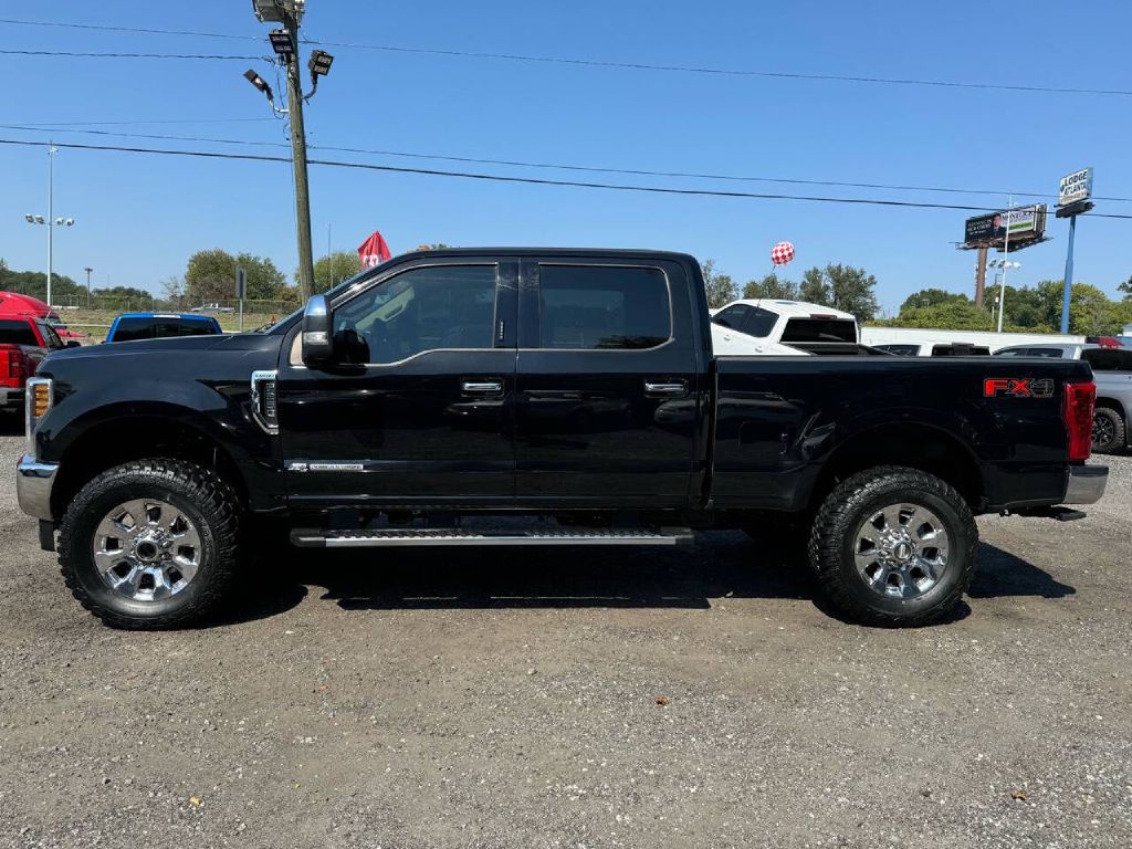 Photo 2 of this FORD F250 LARIAT