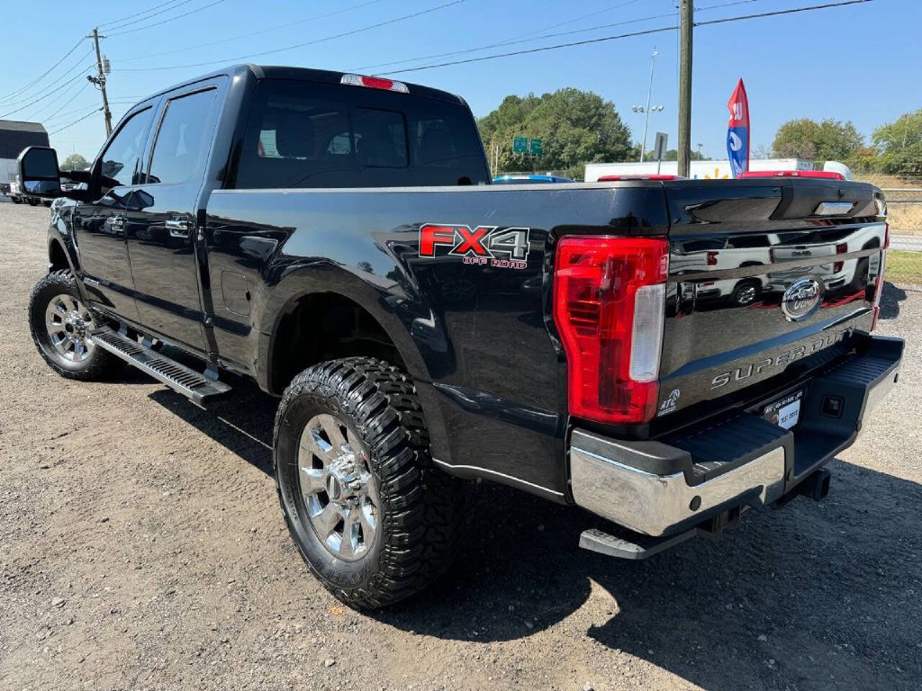 Photo 3 of this FORD F250 LARIAT