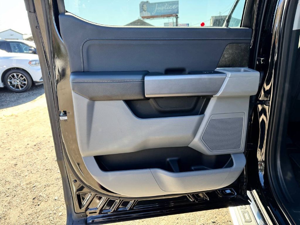 Photo 21 of this FORD F150 XLT