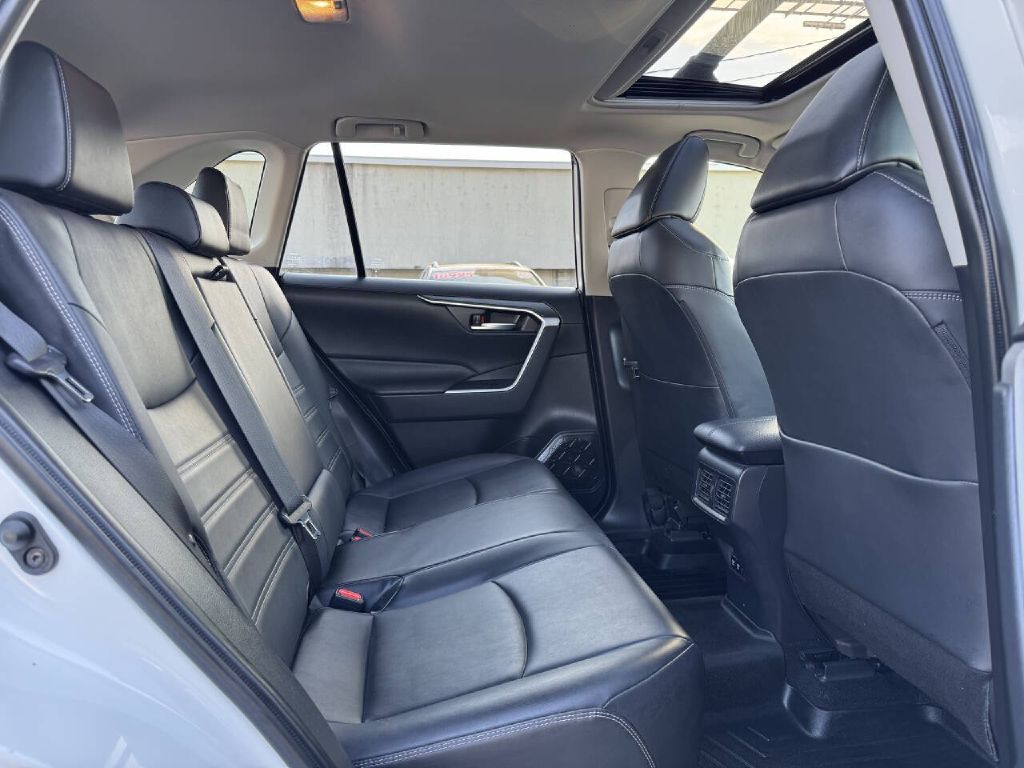 Photo 17 of this TOYOTA RAV4