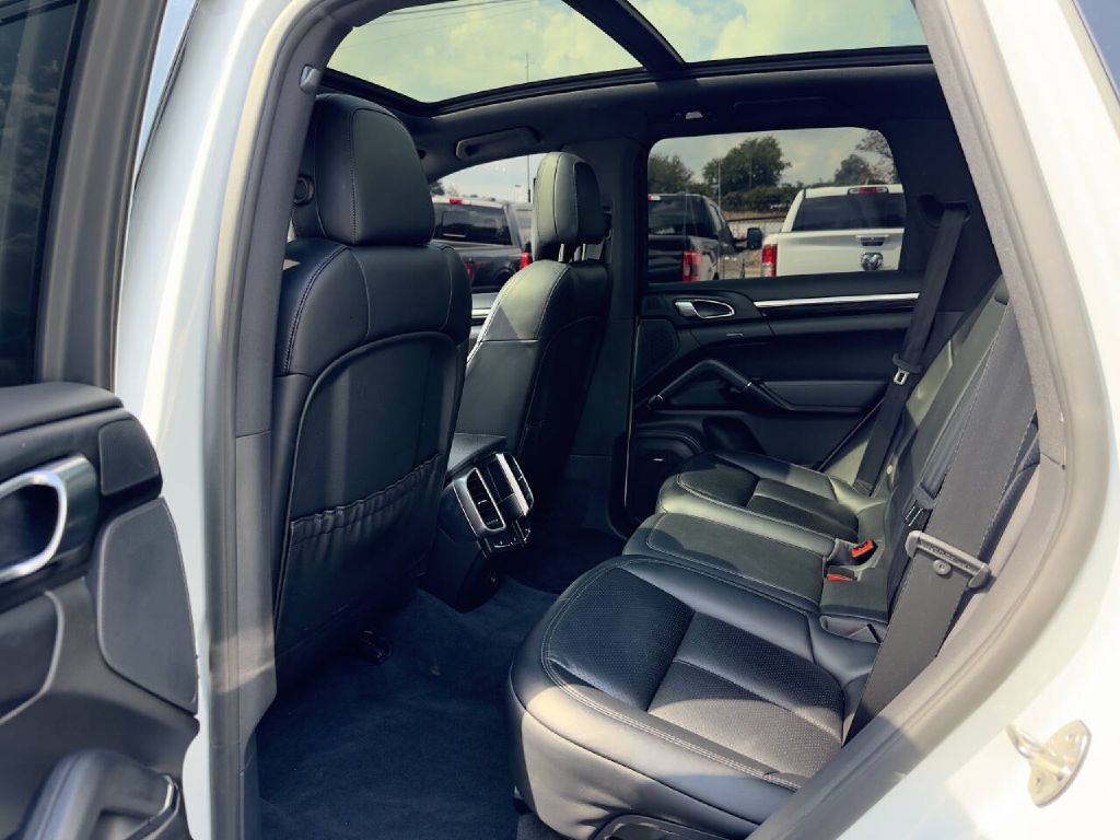 Photo 11 of this PORSCHE CAYENNE
